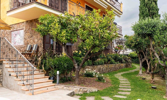 Borghetto Santo Spirito Villa | Nice apartment in villa for 5 guests with A/C, pool, WIFI, terrace and pets allowed