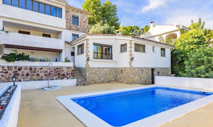 Oropesa del Mar Villa | Nice apartment in villa for 3 guests with A/C, WIFI, pool, TV and terrace