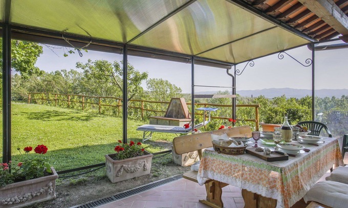 Castelfranco di Sopra Villa | Nice apartment in villa for 4 guests with pool, WIFI, terrace, pets allowed and parking