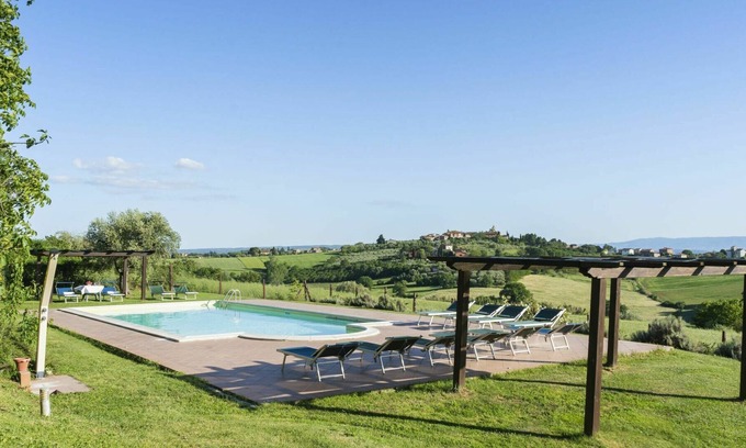 Castiglione del Lago House | Nice apartment in villa with WIFI, A/C, pool, TV, patio, pets allowed, panoramic view and parking