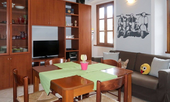 Intra Apartment | Nice apartment for 4 guests with WIFI, TV, pets allowed and parking