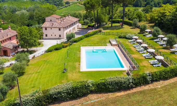 Castelfiorentino Villa | Nice apartment in villa with WIFI, pool, A/C, TV, terrace, pets allowed and parking