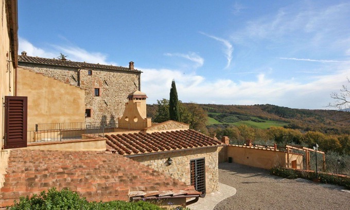 Volterra Apartment | Nice apartment for 2 guests with pool, WIFI, TV and pets allowed, close to San Gimignano