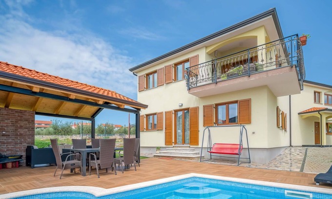 Tar-Vabriga Apartment | Nice apartment for 2 guests with pool, WIFI, A/C, TV, pets allowed and parking