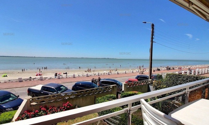 Le Crotoy Apartment | Nice apartment for 4 people facing the sea.