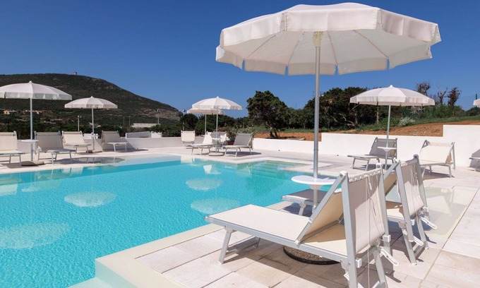 La Pelosa Apartment | Nice apartment for 4 people with pool, A/C, WIFI, TV, terrace, pets allowed and parking