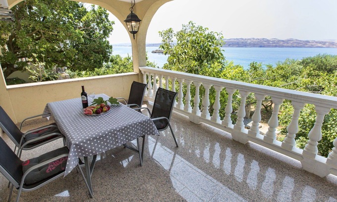 Cesarica Apartment | Nice apartment for 4 people with A/C, WIFI, TV and terrace