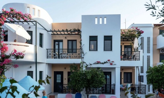 Mirtos Apartment | Nice apartment for 5 people with pool, WIFI, A/C, hot tub, TV, terrace and parking