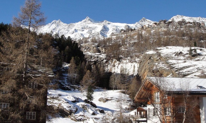 Saas-Fee Apartment | Nice apartment for 6 people with WIFI, TV, balcony, pets allowed, panoramic view and parking