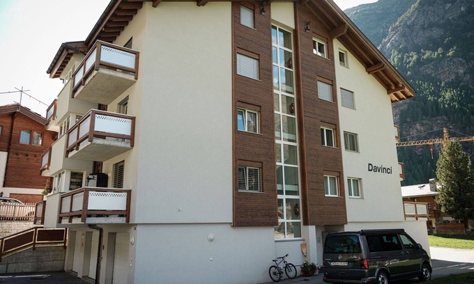 Taesch Apartment | Nice apartment for 6 guests with WIFI, TV, balcony and parking
