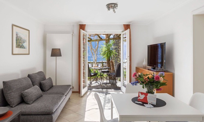 Ronco sopra Ascona Apartment | Nice apartment for 4 people with WIFI, TV, patio, pets allowed, panoramic view and parking