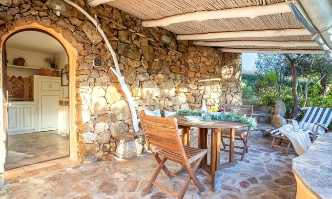 Capo d'Orso Apartment | Nice apartment for 2 people with A/C, TV and pets allowed