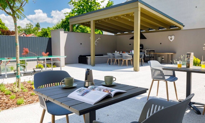 Balatonszarszo House | Nice apartment in villa for 12 guests with A/C, WIFI, hot tub, TV and patio