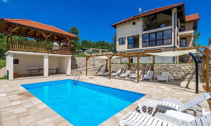 Rakovica Apartment | Nice apartment in Rakovica with WiFi