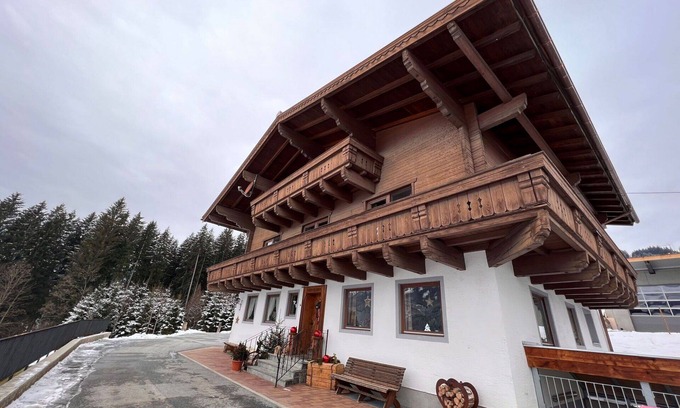Hollersbach im Pinzgau Villa | Nice apartment in villa for 6 people with WIFI, TV, balcony and panoramic view