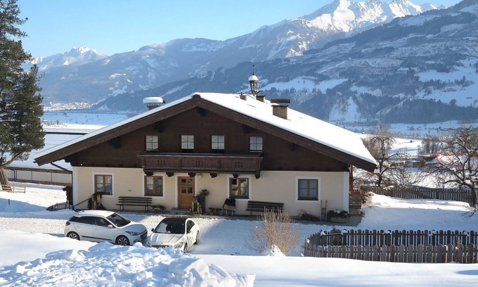 Piesendorf Villa | Nice apartment in villa for 4 guests with WIFI, TV, patio, pets allowed and parking