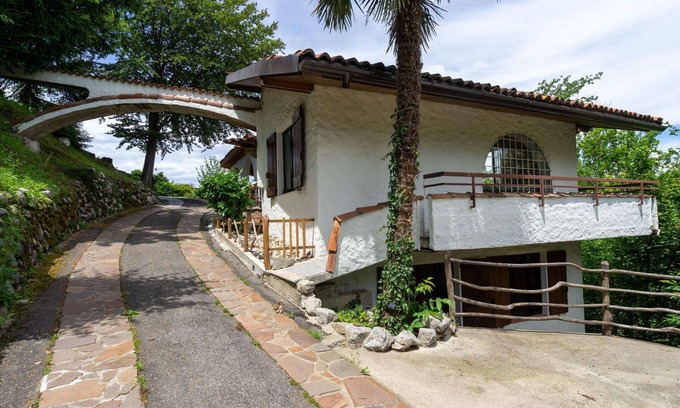 Arolo House | Nice apartment in villa for 6 guests with TV, terrace, pets allowed and parking