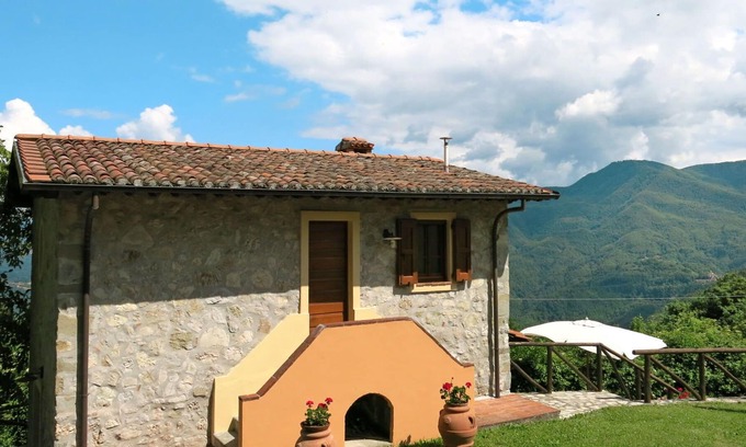 Molazzana Villa | Nice apartment in villa for 4 guests with pool, WIFI, TV, terrace, pets allowed and parking