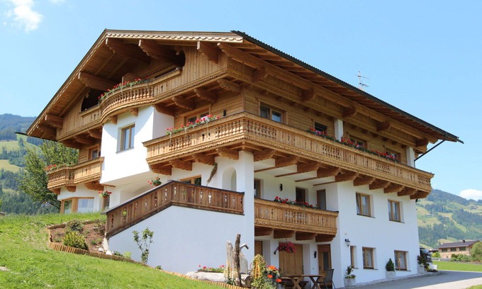 Fuegen Villa | Nice apartment in villa with WIFI, TV, terrace, pets allowed, panoramic view and parking