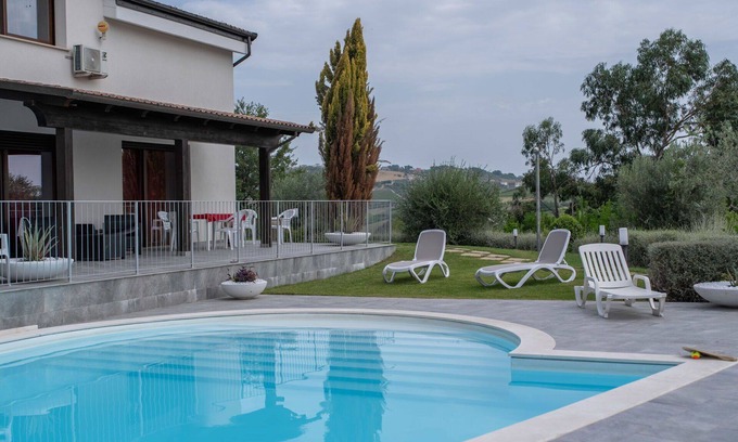 Citta Sant'Angelo Villa | Nice apartment in villa with A/C, WIFI, pool, TV, patio, pets allowed, panoramic view, parking