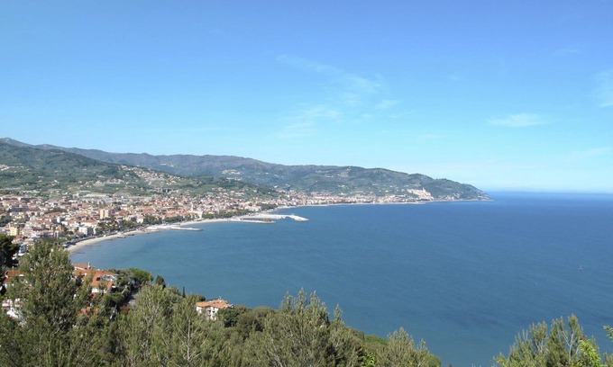 Diano Castello Apartment | Nice apartment for 6 people with pool, WIFI, TV, terrace, pets allowed and parking