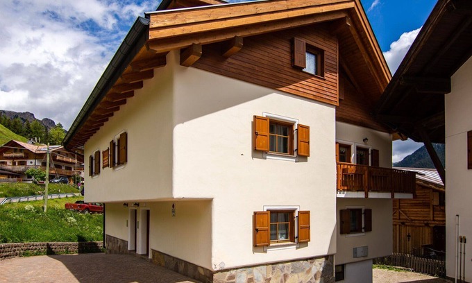 San Giovanni di Fassa House | Nice apartment in villa for 8 guests with WIFI, TV, balcony, pets allowed and parking