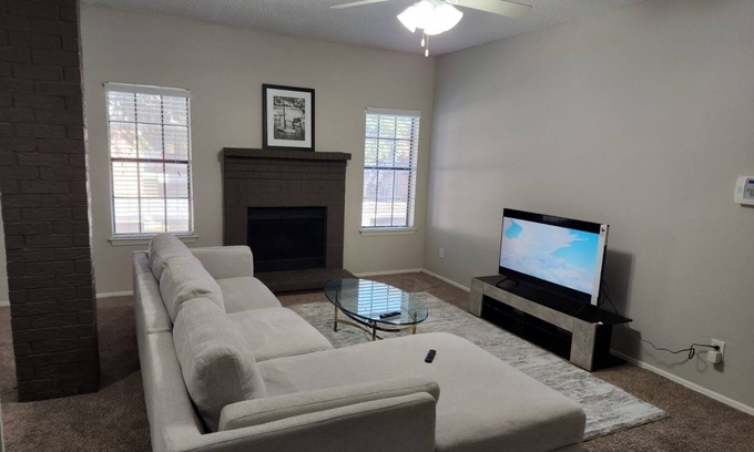 Northeast Carrollton Apartment | Nice apartment unit near restaurants & bars