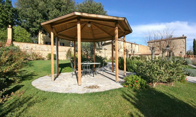 Volterra Apartment | Nice apartment with WIFI, pool, TV, pets allowed, panoramic view and parking, close to San Gimig.