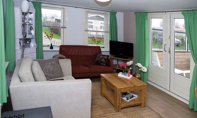 Hippolytushoef Villa | Nice chalet with garden, near the Wadden Sea