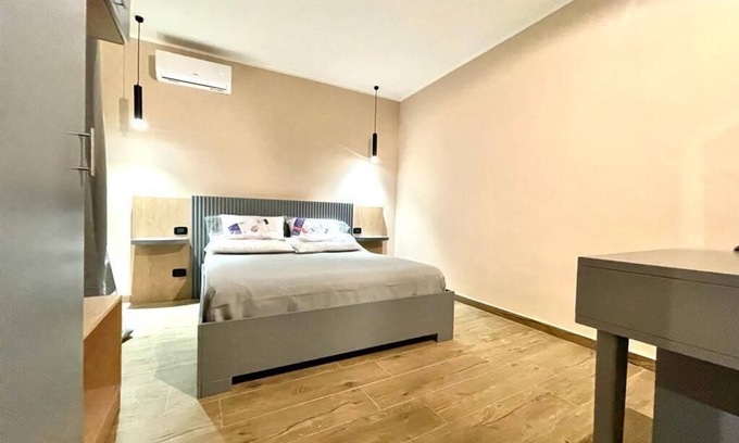 Corso dei Mille - Sant'Erasmo House | Nice comfortable and bright room (4)