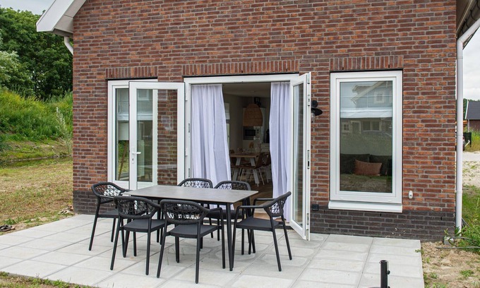 Municipality of Nissewaard House | Nice holiday home in Simonshaven with garden
