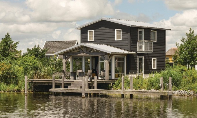 Zuideinde House | Nice home in Giethoorn with WiFi