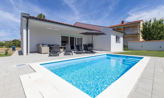 Kampor House | Nice home in Kampor with WiFi
