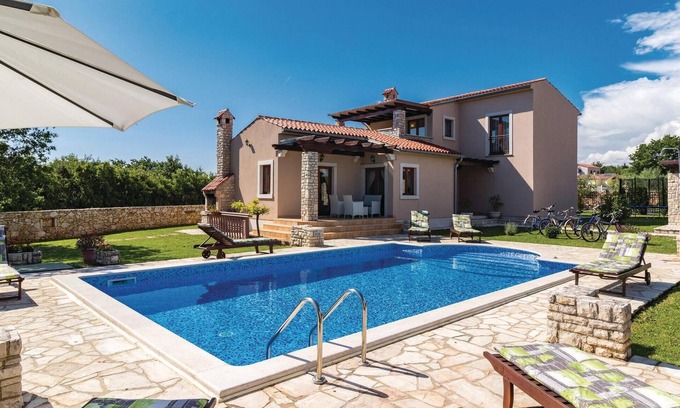 Valtura House | Nice home in Pula with kitchen