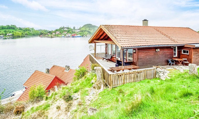 Finnoy House | Nice home in Sjernarøy with sauna