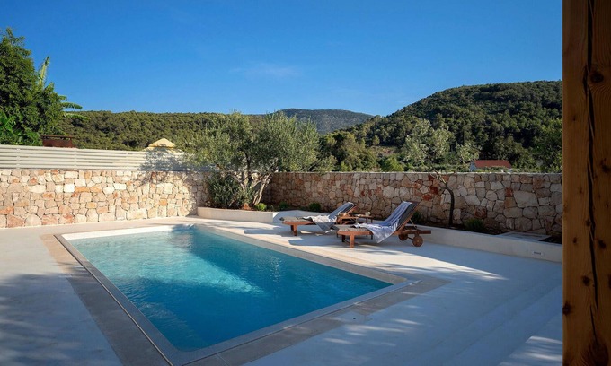 Dol House | Nice home in Stari Grad with WiFi