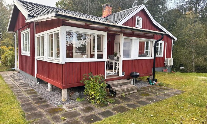 Lappe House | Nice red cottage near the lake Hjalmaren and Vingaker