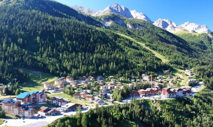 Valfrejus Ski Chalet | Nice sea-view apartment with pool