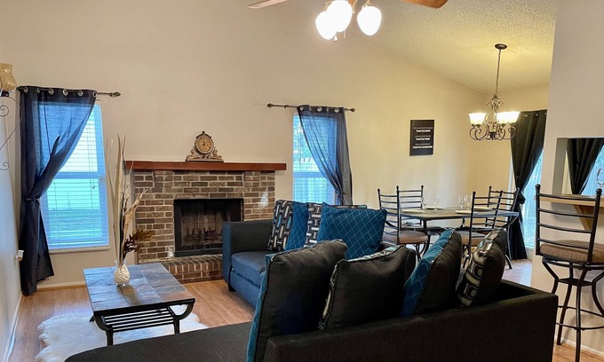 Jan Phyl Village House | Nice spacious 2bd with indoor fireplace near LEGOLAND