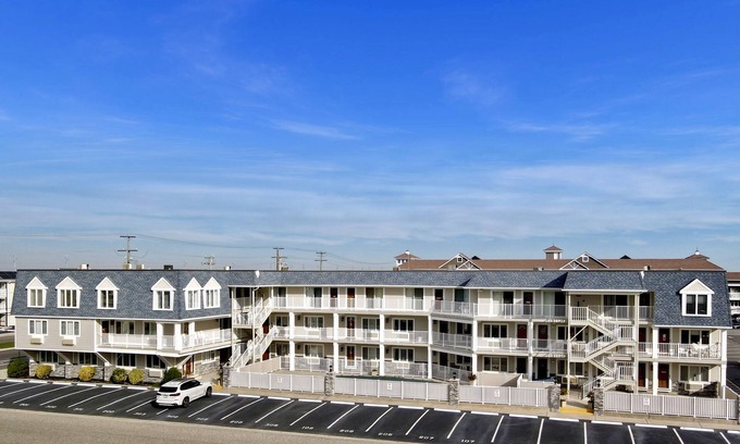 Avalon Condo | Nicely appointed one bedroom air conditioned Merrimac Condominium offering beachblock location