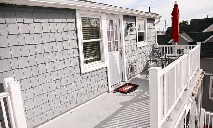 Ship Bottom House | Nicely remodeled Top floor unit on the bayside in Ship Bottom. Large 1 Bedroom.