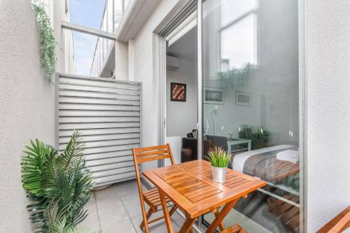 Fitzroy Apartment | Nicholson's Nest - A Balcony Studio in Funky Fitzroy