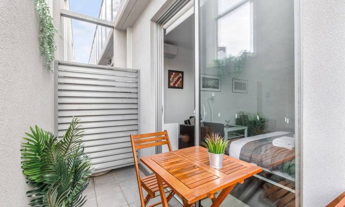Fitzroy Apartment | Nicholsons Nest Balcony Studio in Funky Fitzroy