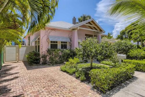 Flamingo Parks House | Nini's Cottage - Family-Friendly Pool Days and Cabana Nights Await