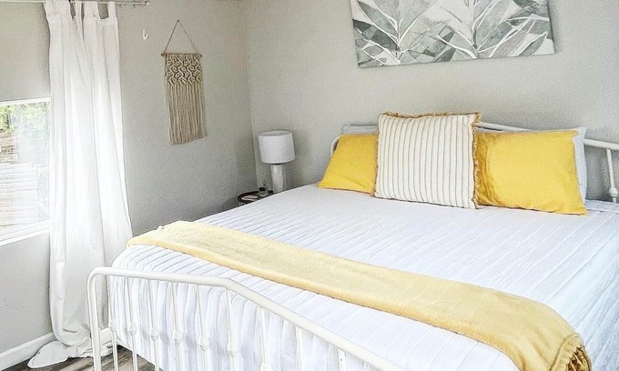 Dripping Springs Cabin | Nirvana Cabin @ 13 Acres - Stay/Shop/Yoga/Swim