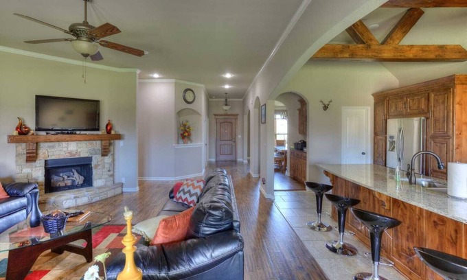 Broken Arrow House | Nivi's Niche - Relaxing Retreat for the Whole Family!