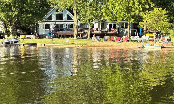 Grand Junction House | nLarge Picturesque Lakehouse~Pet Friendly+Beach+Hot Tub+Game Rm+Tiki Hut+Gym=FUN