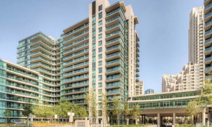 Niagara Condo | nLuxury Condo with CN tower views,Indoor Pool, Free Parking, accomodates 4