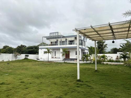 Chevella Villa | NMR Nest Farms Poolside Getaway 3BHK by homeyhuts