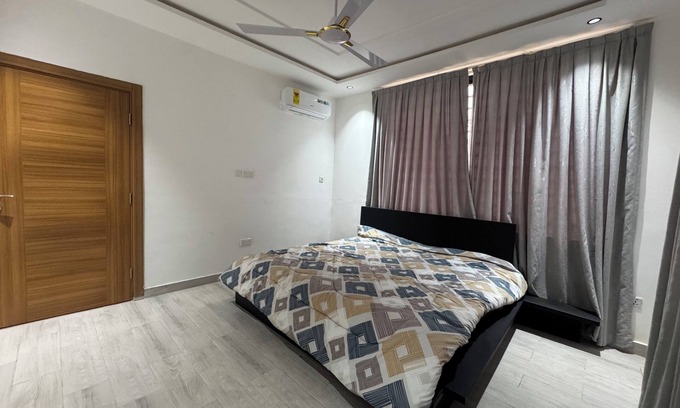 Accra House | nnOpulent 3-bedroom home: master suites, study, balcony, HS WiFi, A/C & washer.